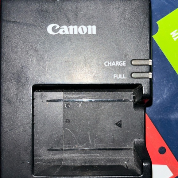 Canon LC-E10 Batter Charger - Picture 1 of 3